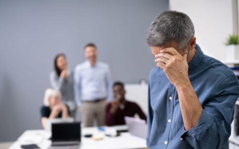 比尼古丁更上瘾的，是电子烟人的"班味"